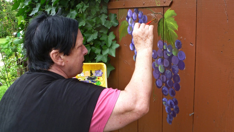 Krystyna sadzi winogrona.jpg.JPG
